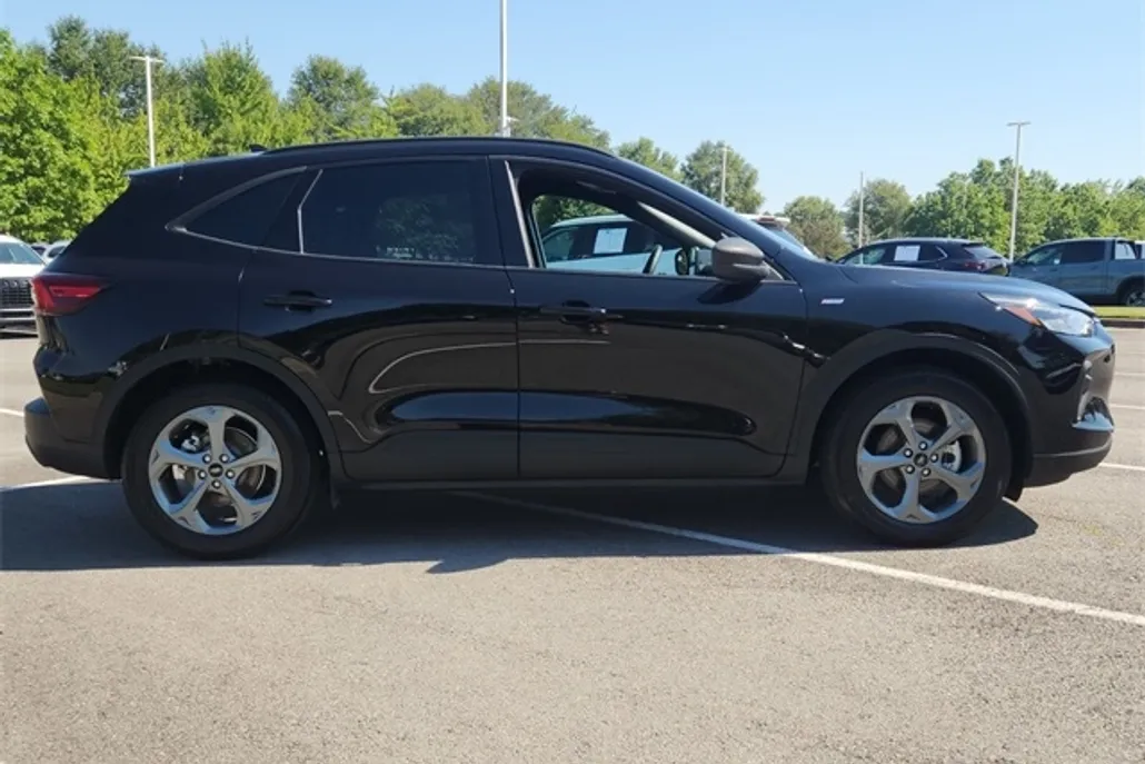 2025 Ford Escape ST-Line photo 1