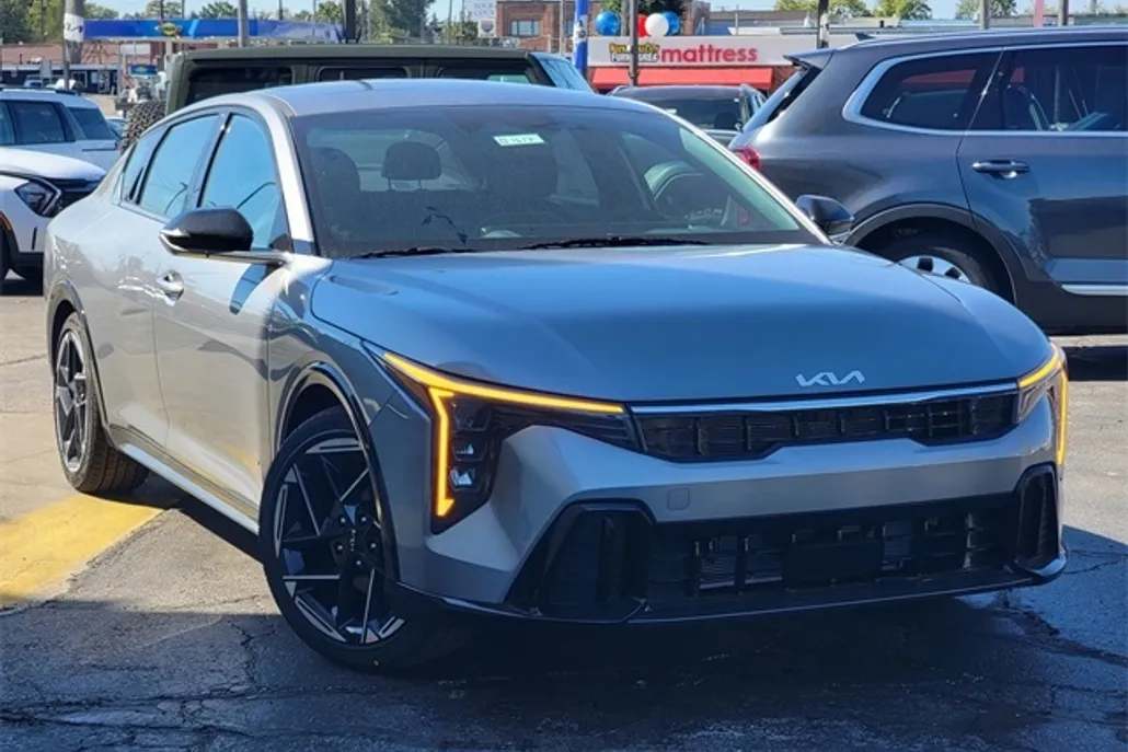 2025 Kia K4 GT-Line photo 1