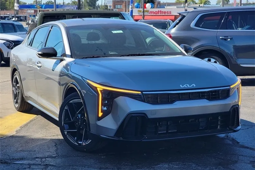 2025 Kia K4 GT-Line photo 1