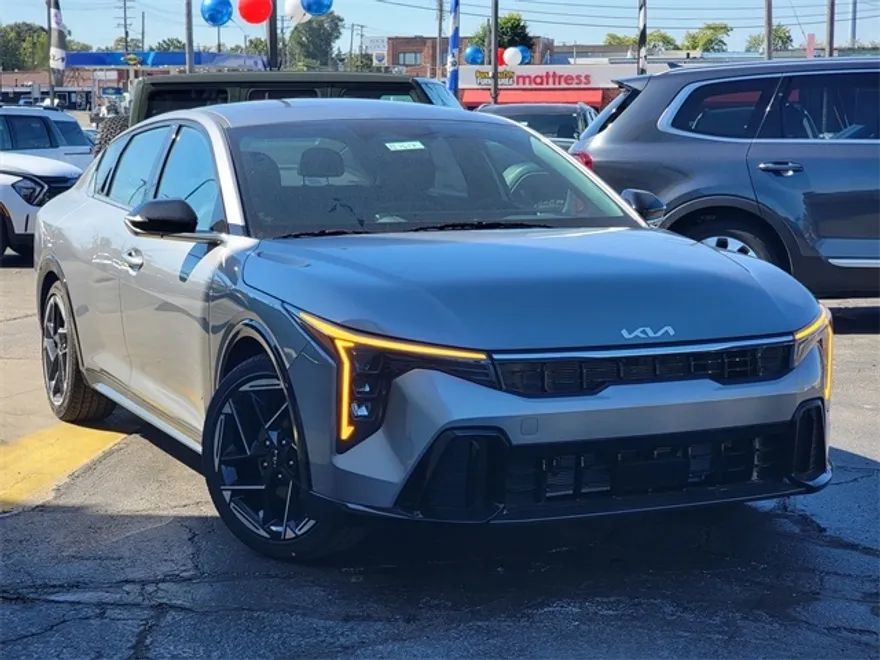 2025 Kia K4 GT-Line photo 1