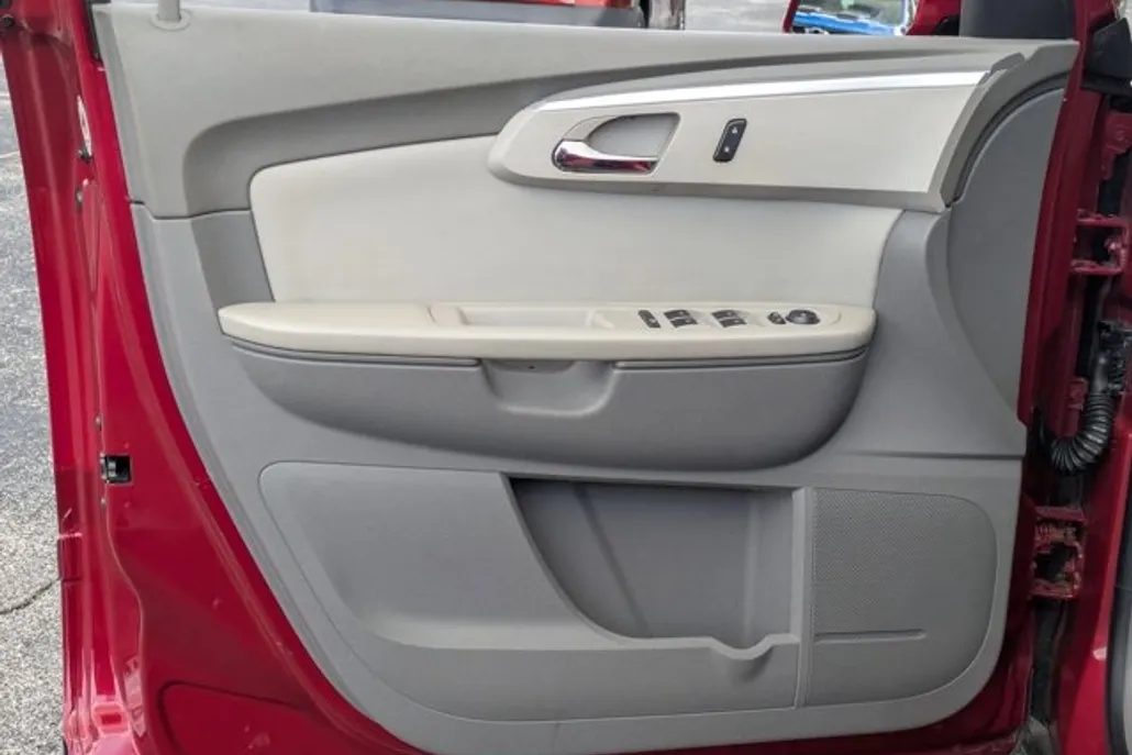 2012 Chevrolet Traverse 1LT photo 1