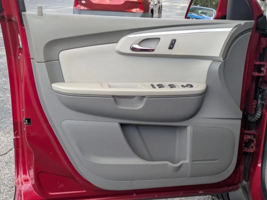 2012 Chevrolet Traverse 1LT photo 1