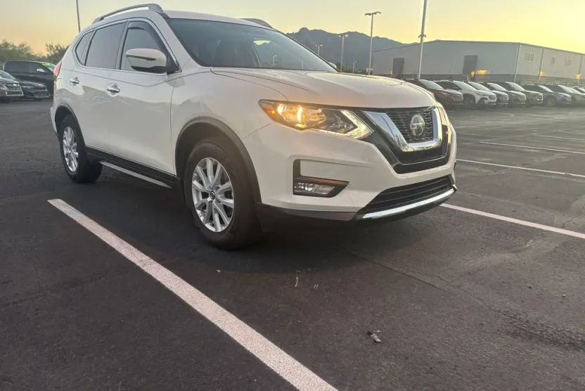 2018 Nissan Rogue SV photo 1