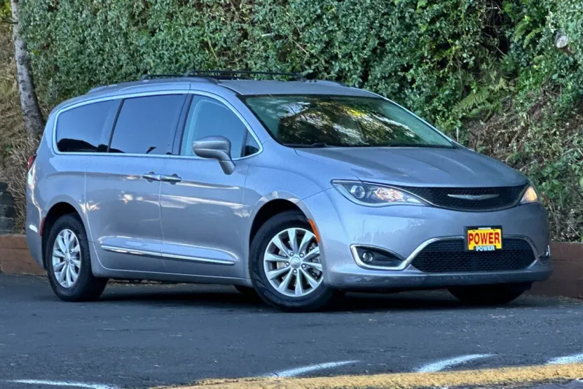2017 Chrysler Pacifica Touring L photo 1