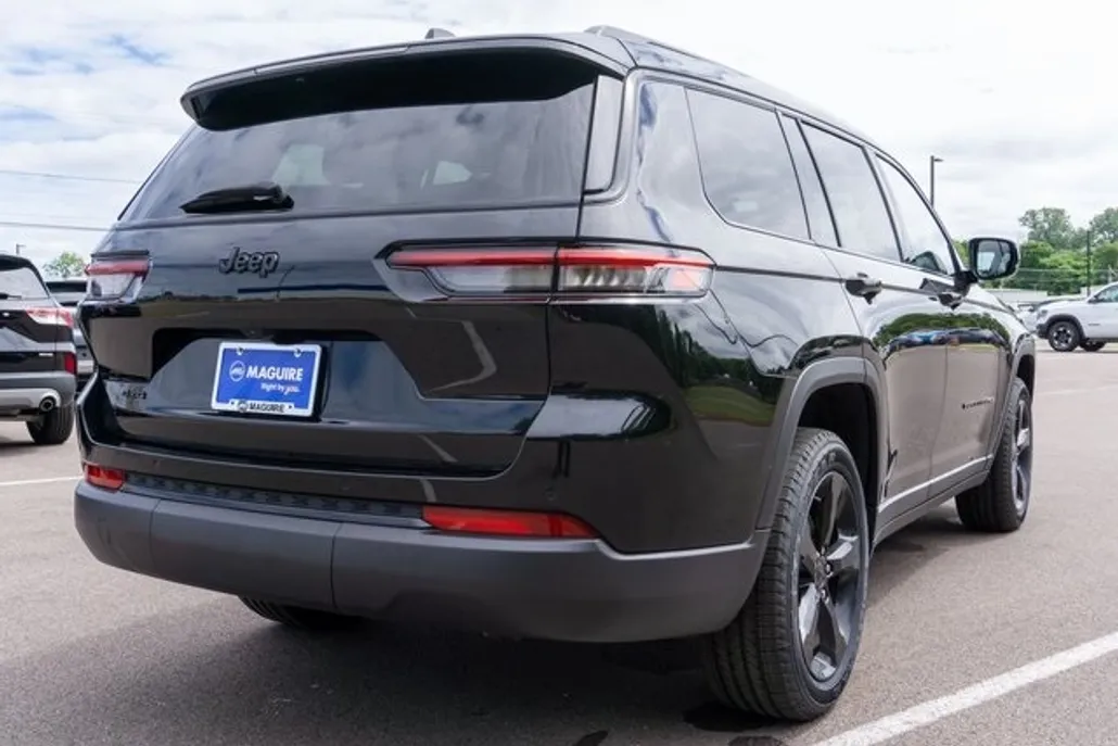 2023 Jeep Grand Cherokee Altitude photo 1
