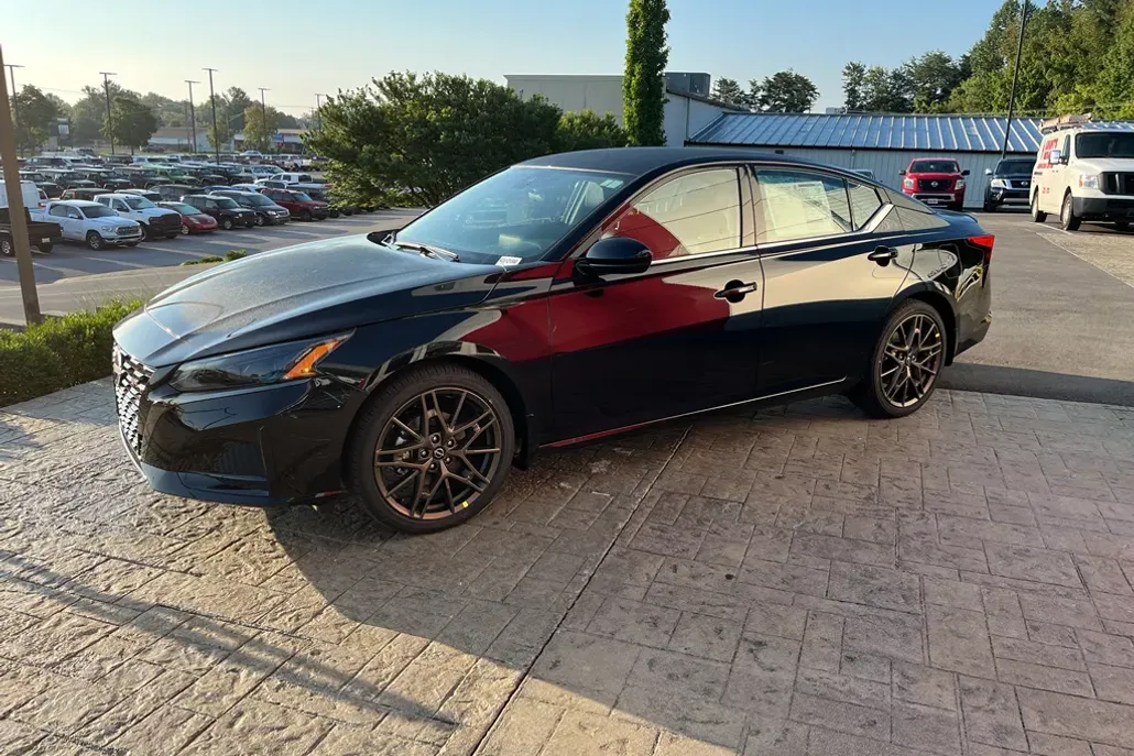 2025 Nissan Altima SR photo 1