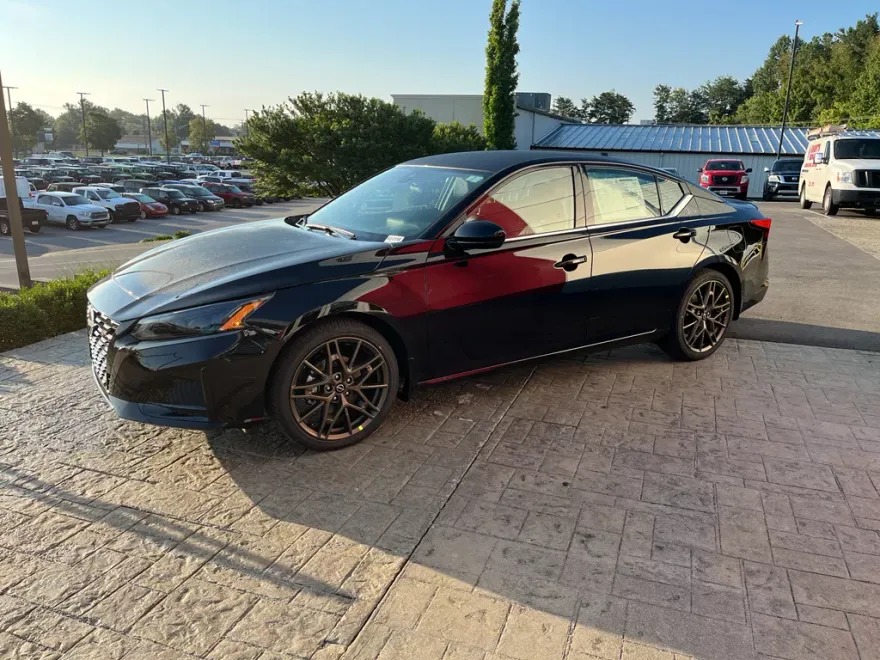 2025 Nissan Altima SR photo 1
