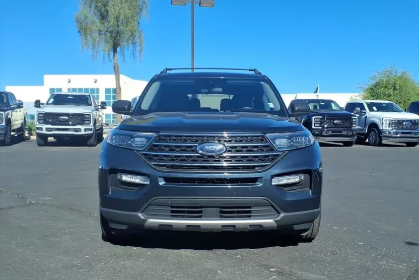 2023 Ford Explorer XLT photo 1