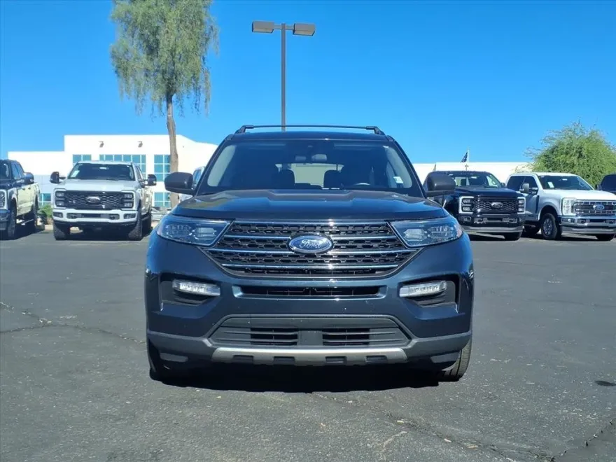 2023 Ford Explorer XLT photo 1