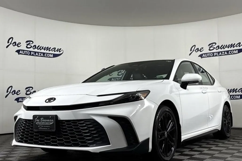 2025 Toyota Camry SE photo 1