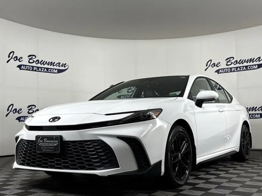 2025 Toyota Camry SE photo 1