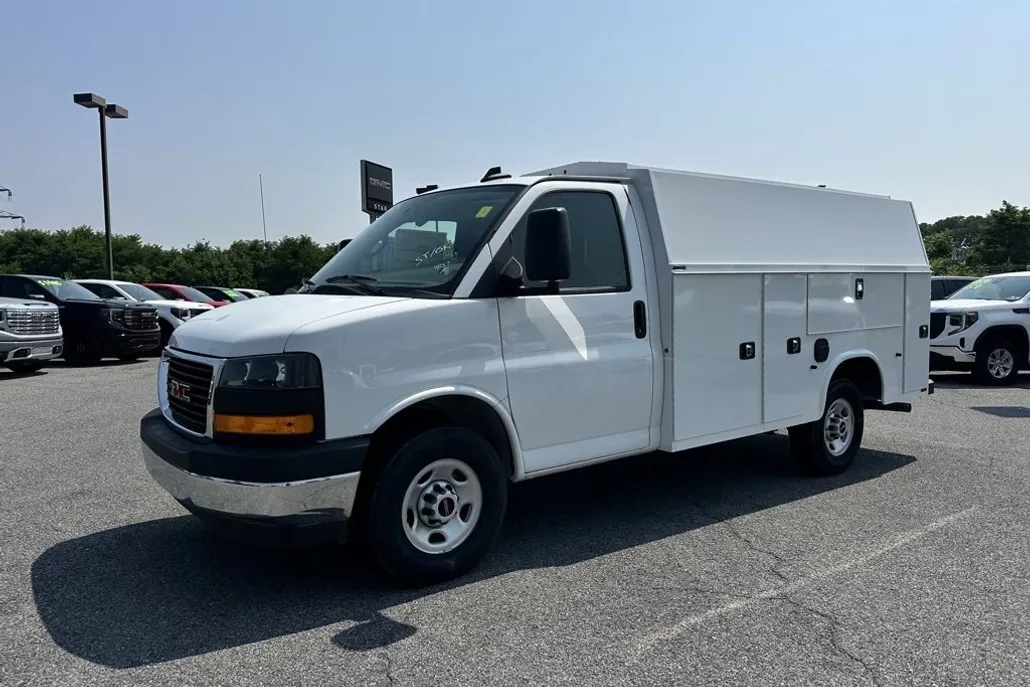 2025 Gmc Savana Cutaway 3500 photo 1