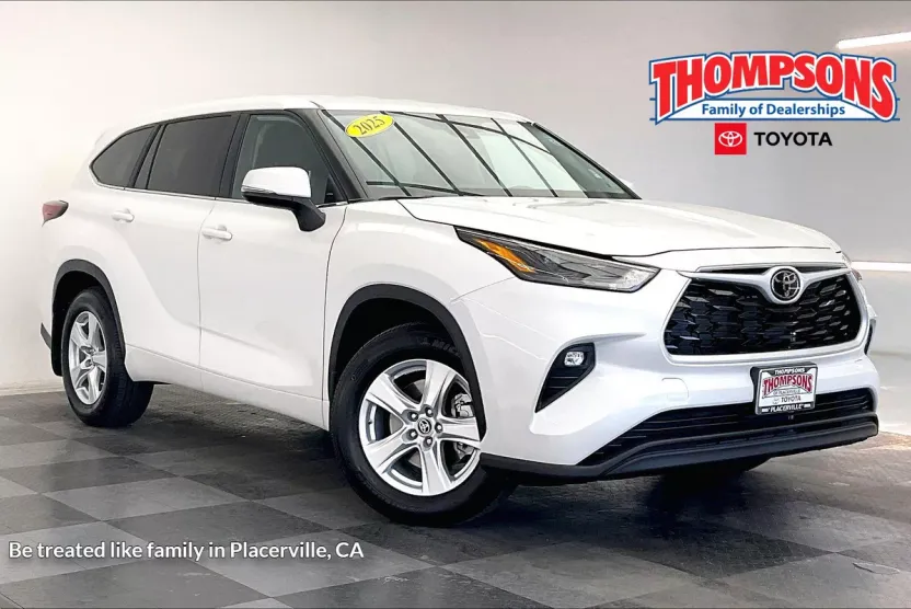 2025 Toyota Highlander LE photo 1
