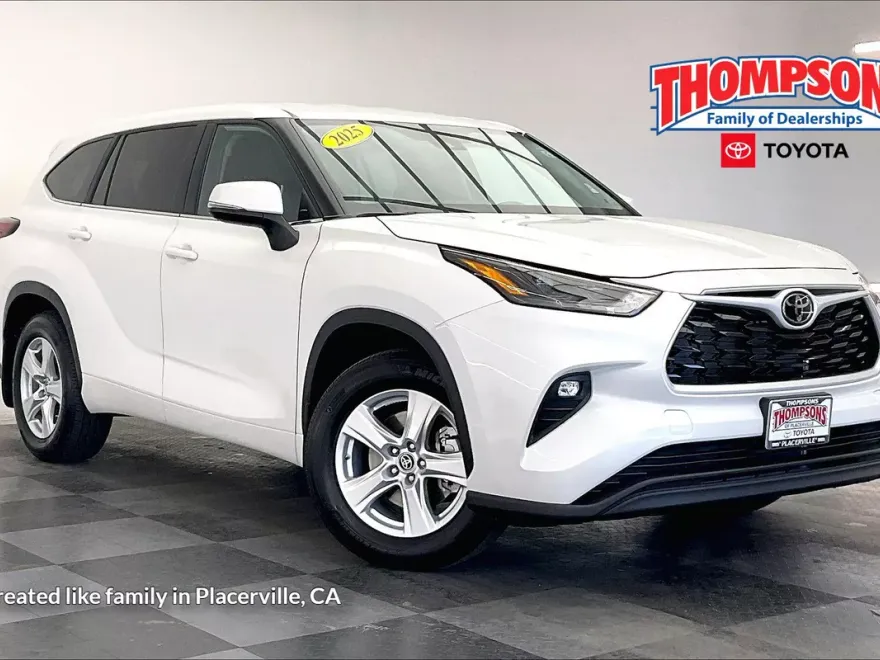 2025 Toyota Highlander LE photo 1