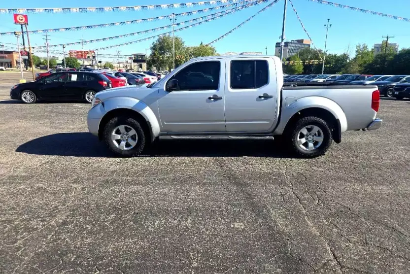 2012 Nissan Frontier Crew Cab SV photo 1