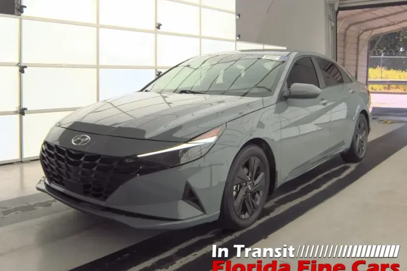 2022 Hyundai Elantra SEL Convenience photo 1