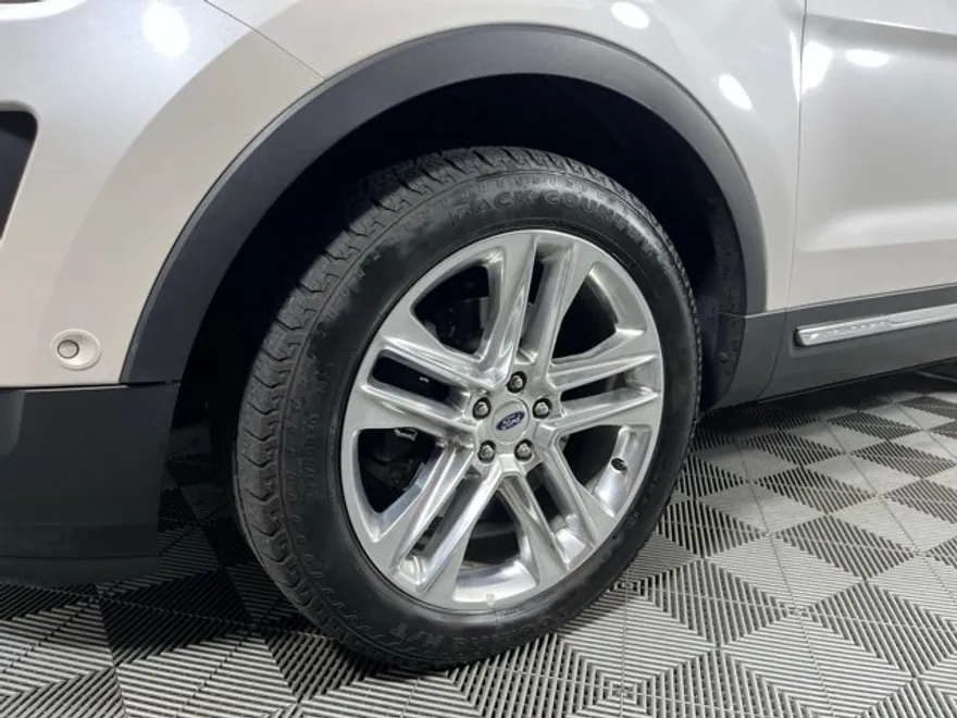 2017 Ford Explorer Limited photo 1