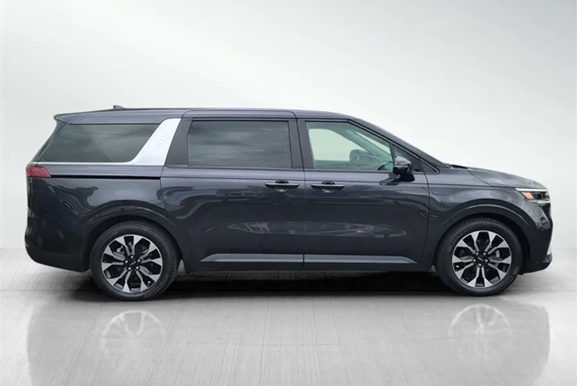 2023 Kia Carnival EX photo 1