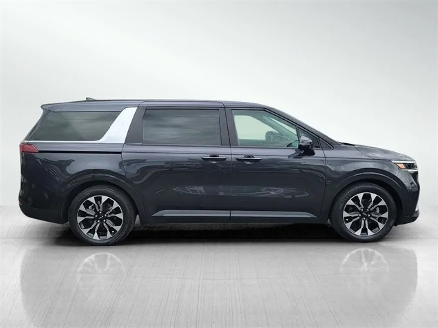 2023 Kia Carnival EX photo 1