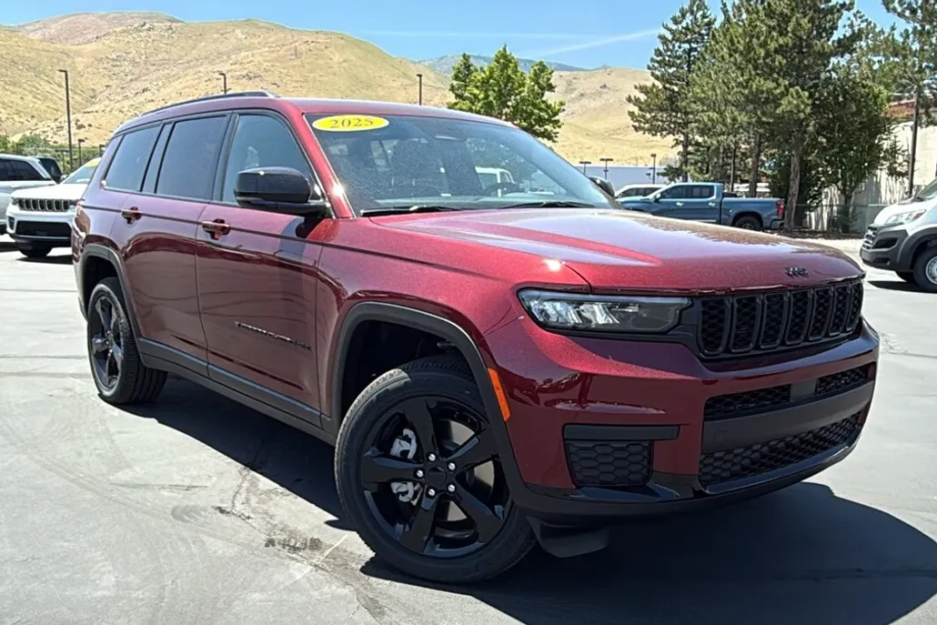 2025 Jeep Grand Cherokee Altitude photo 1