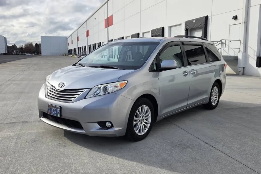 2015 Toyota Sienna XLE photo 1