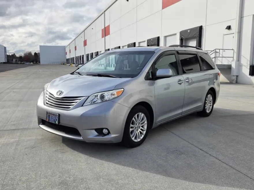 2015 Toyota Sienna XLE photo 1