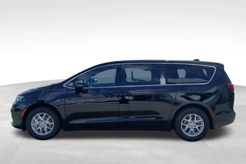 2026 Chrysler Pacifica photo 1