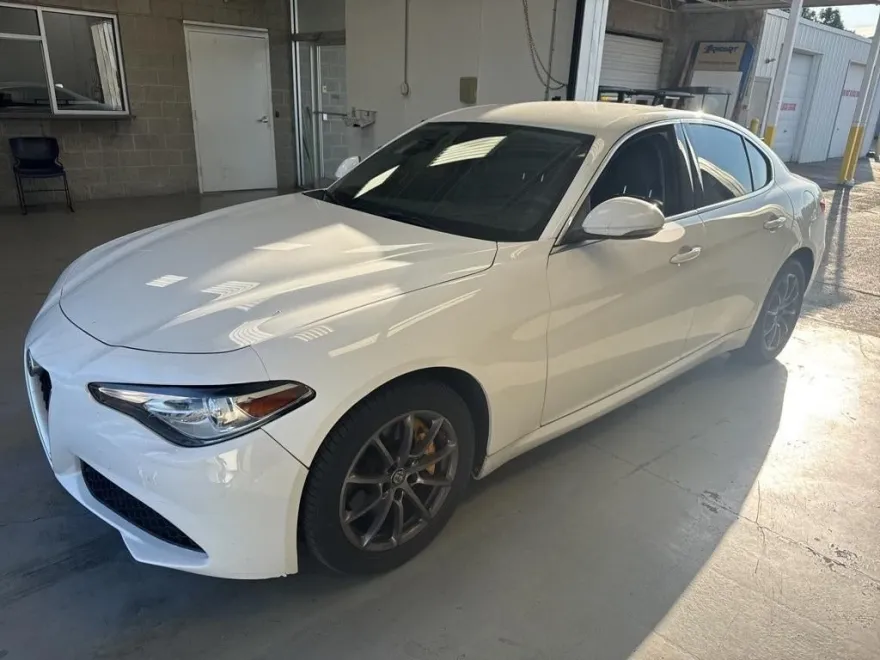 2019 Alfa Romeo Giulia Base photo 1