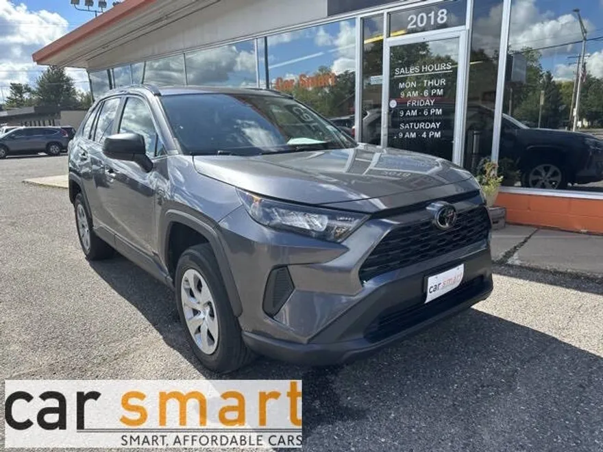 2021 Toyota RAV4 LE photo 1
