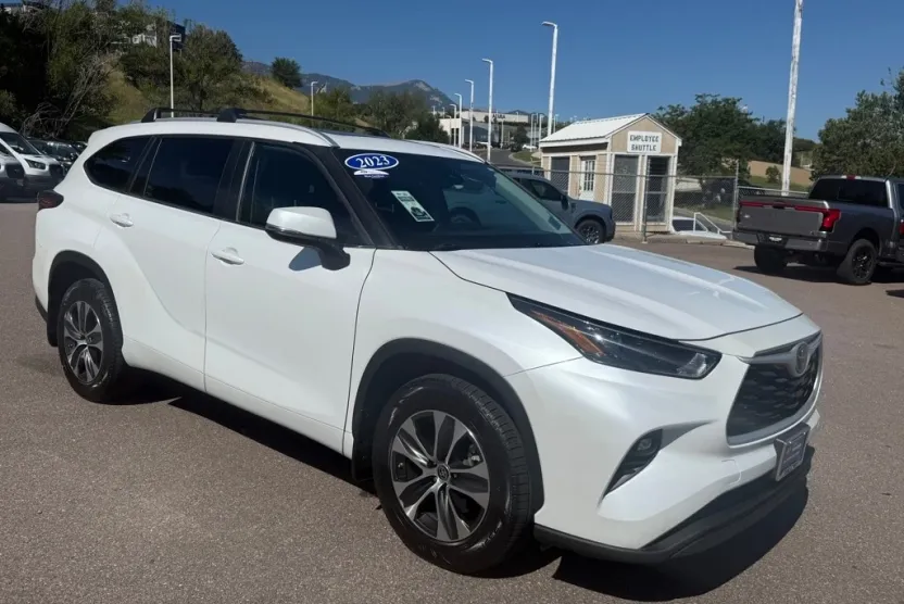 2023 Toyota Highlander XLE photo 1