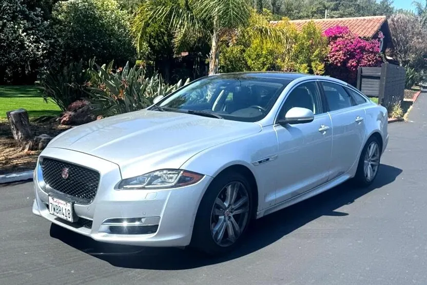 2016 Jaguar XJ photo 1