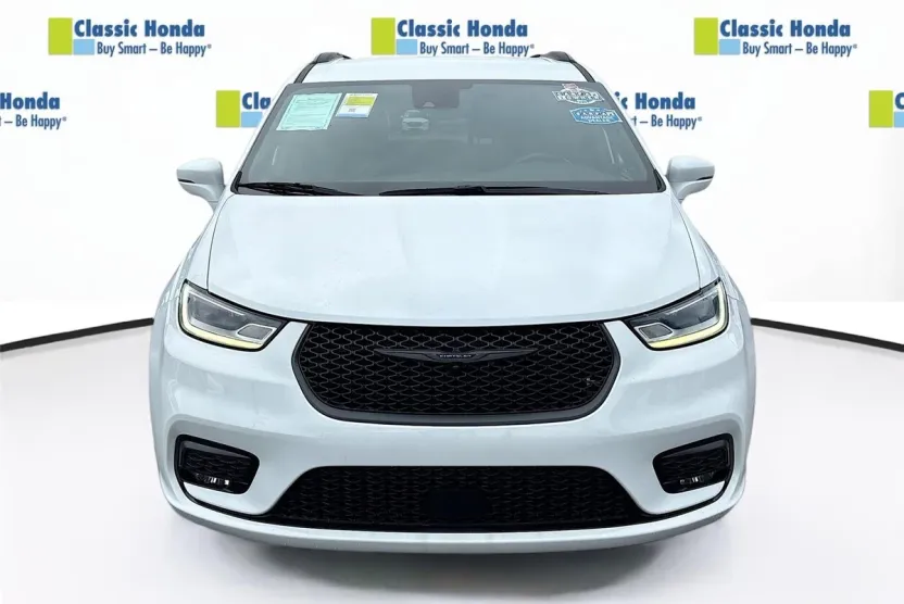 2021 Chrysler Pacifica Touring photo 1