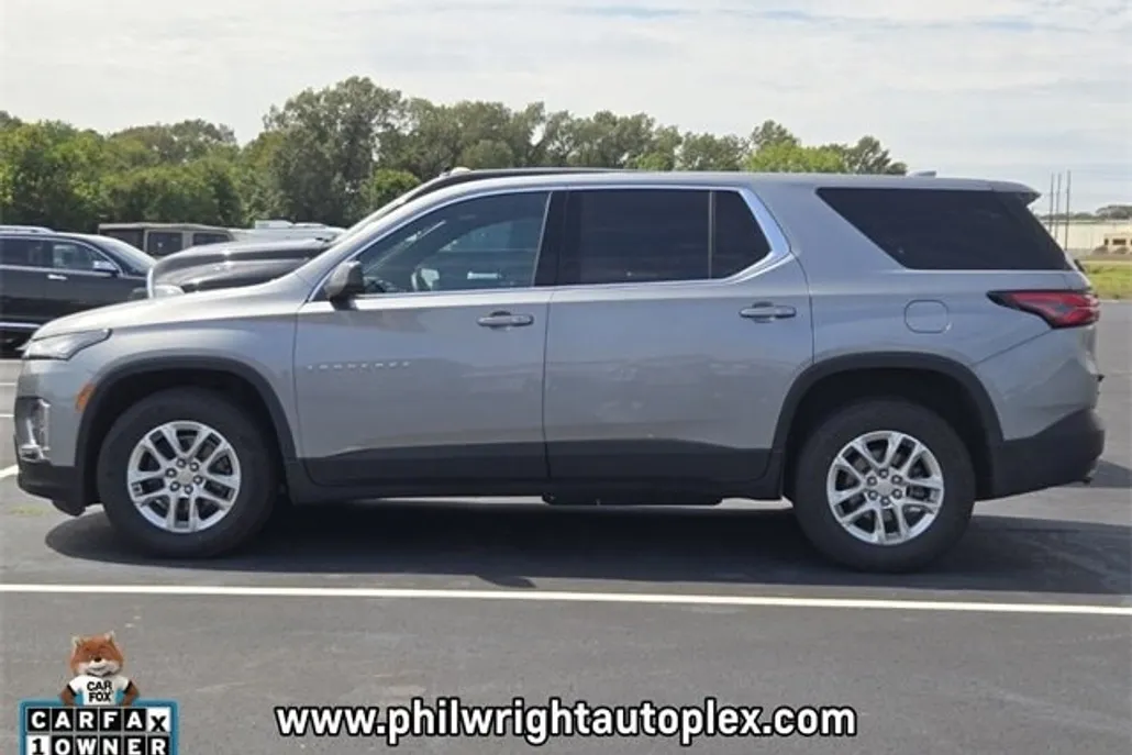 2023 Chevrolet Traverse LS photo 1