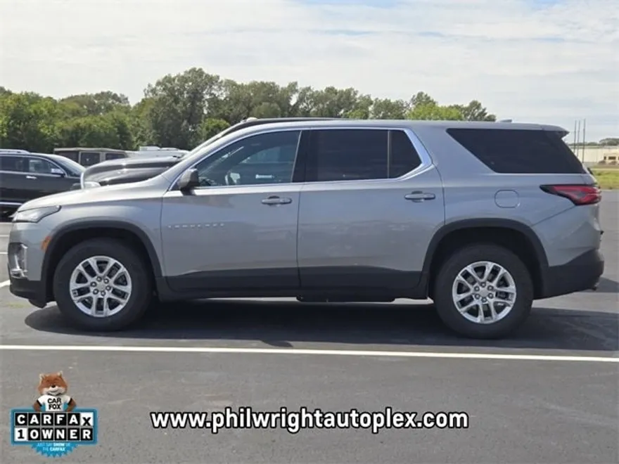 2023 Chevrolet Traverse LS photo 1