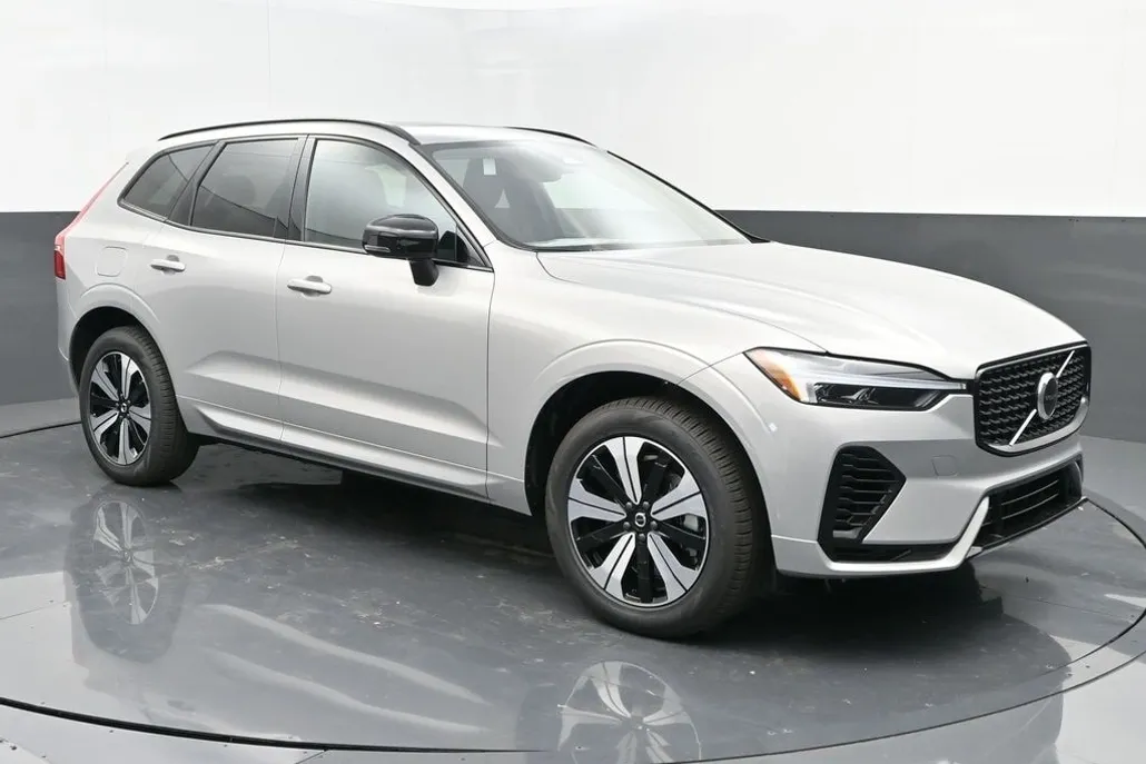 2025 Volvo XC60 Hybrid T8 Core photo 1