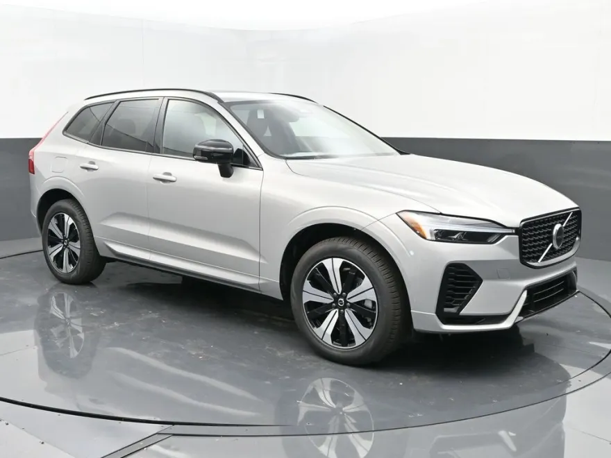 2025 Volvo XC60 Hybrid T8 Core photo 1