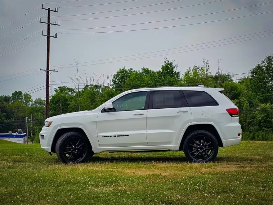 2021 Jeep Grand Cherokee Laredo X photo 1