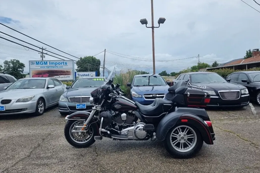 2011 Harley Davidson Tri Glide Ultra Classic FLHTCUTG photo 1