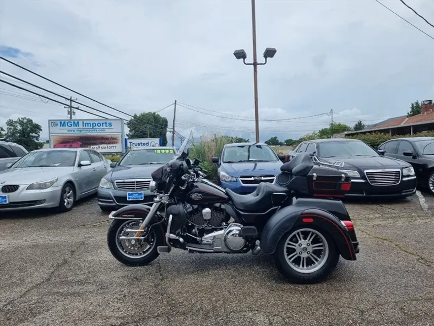 2011 Harley Davidson Tri Glide Ultra Classic FLHTCUTG photo 1
