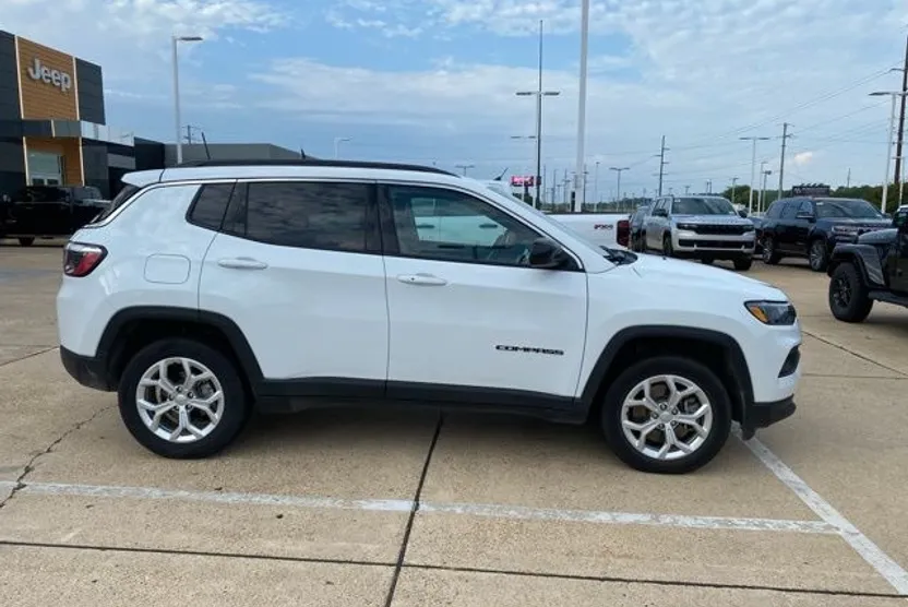 2024 Jeep Compass Latitude photo 1