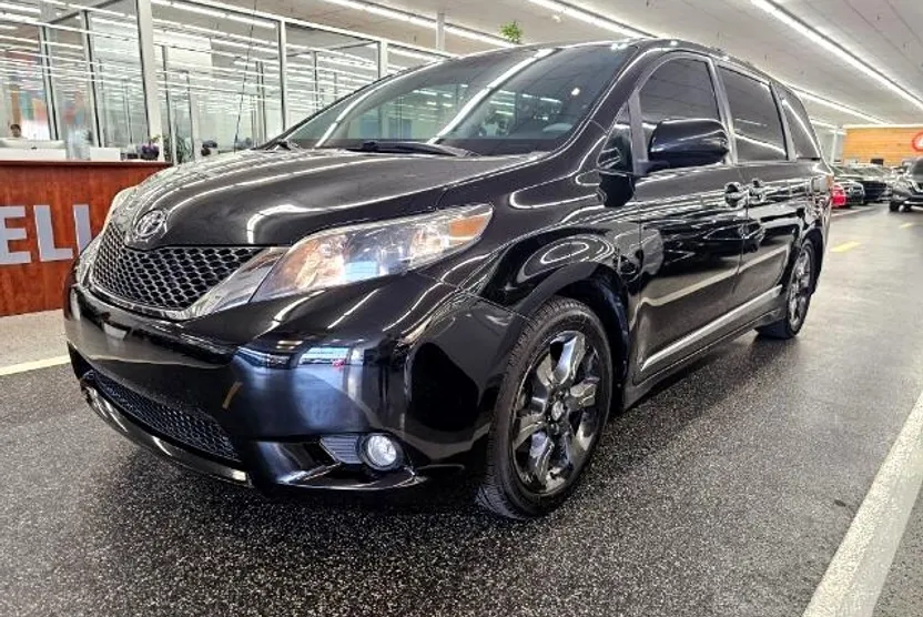 2012 Toyota Sienna SE photo 1