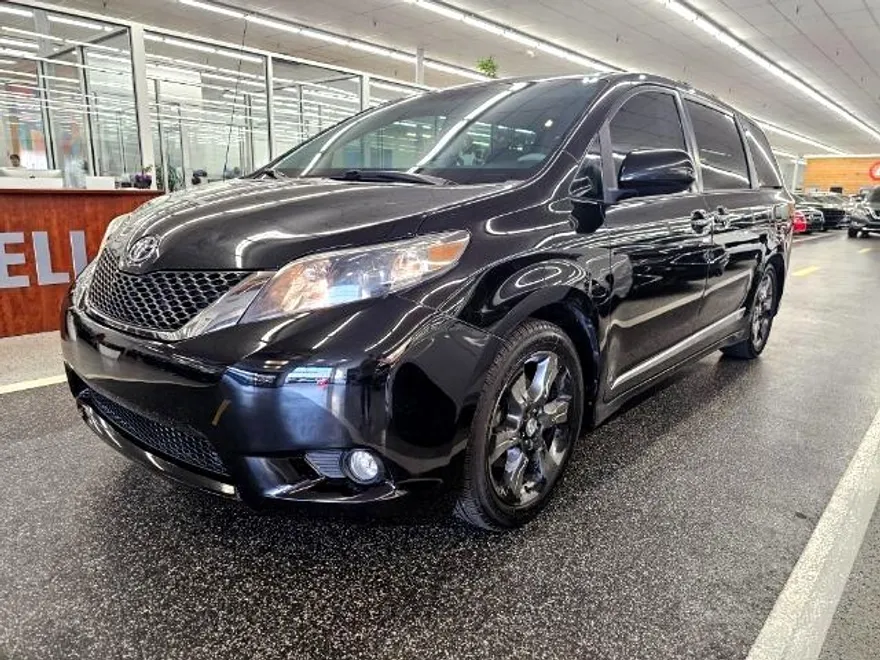 2012 Toyota Sienna SE photo 1