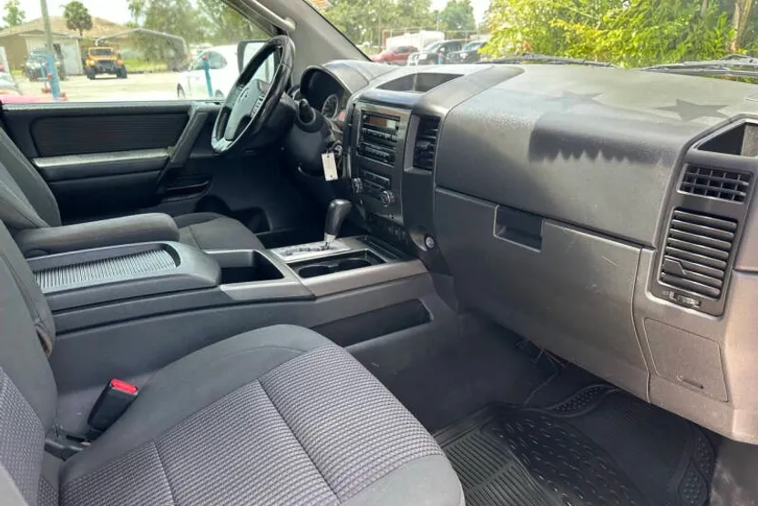 2010 Nissan Titan SE photo 1