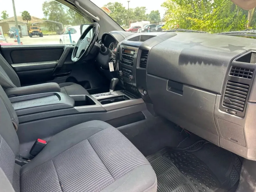 2010 Nissan Titan SE photo 1