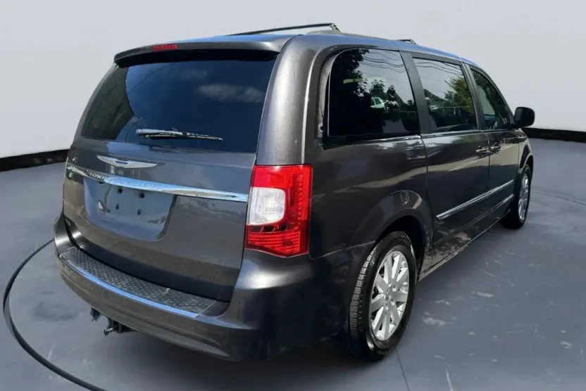 2015 Chrysler Town & Country Touring photo 1
