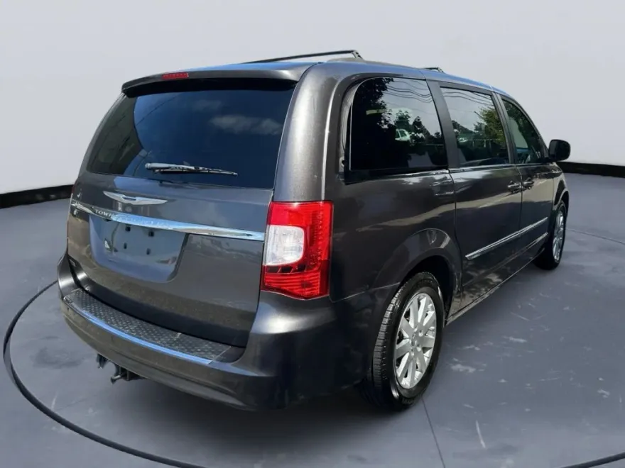 2015 Chrysler Town & Country Touring photo 1