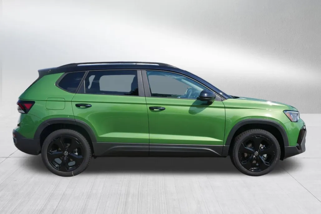 2025 Volkswagen Taos SE photo 1