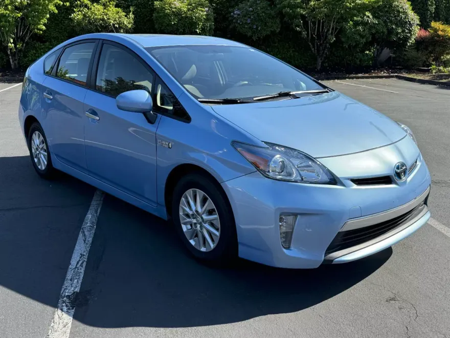 2015 Toyota Prius Plug-in Hybrid Advanced photo 6