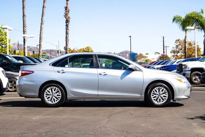 2016 Toyota Camry LE photo 1