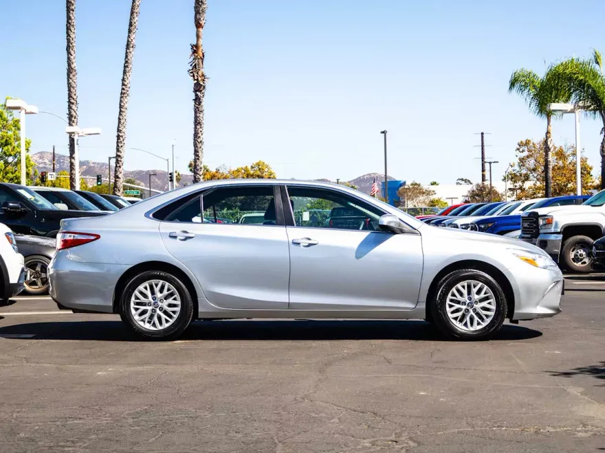 2016 Toyota Camry LE photo 1